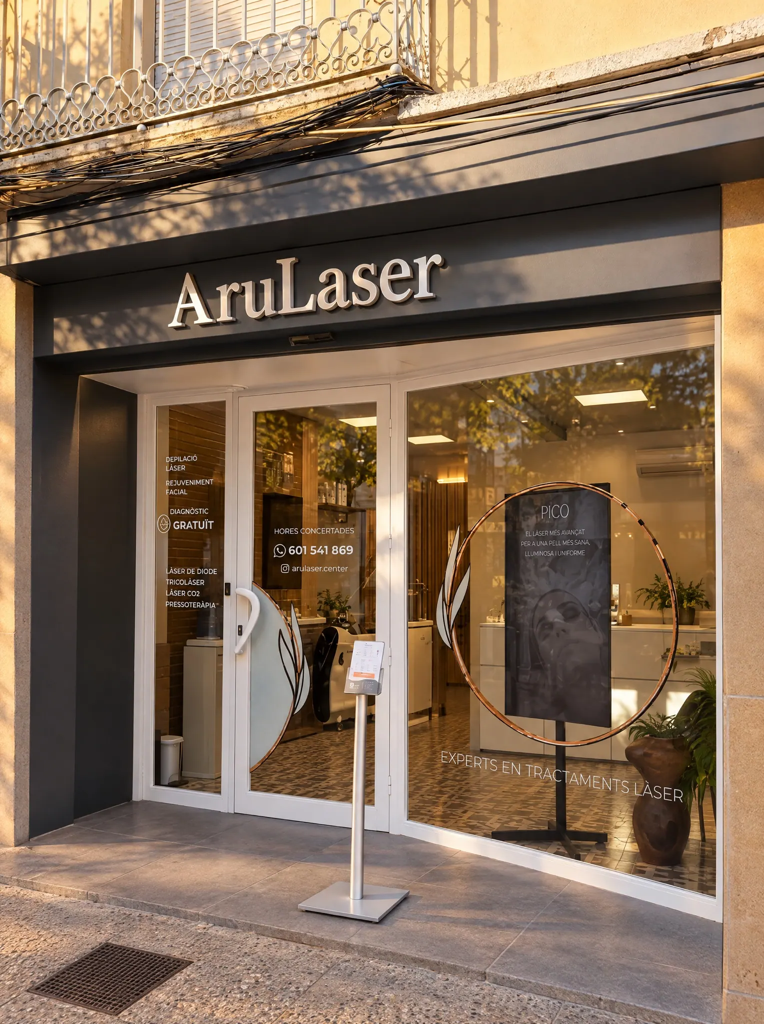 Fachada del centro de estética avanzada Arulaser en la calle Alfons IV de Granollers