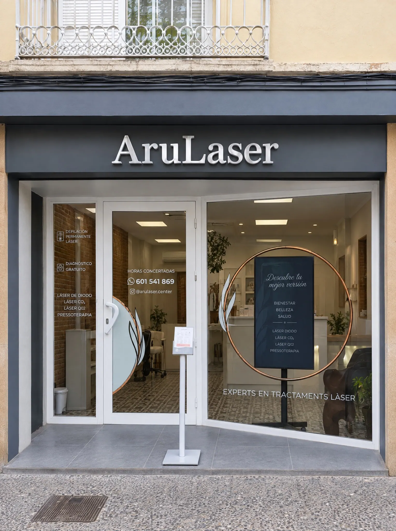 Fachada y entrada de Arulaser, centro láser en C/ Alfons IV 46, Granollers